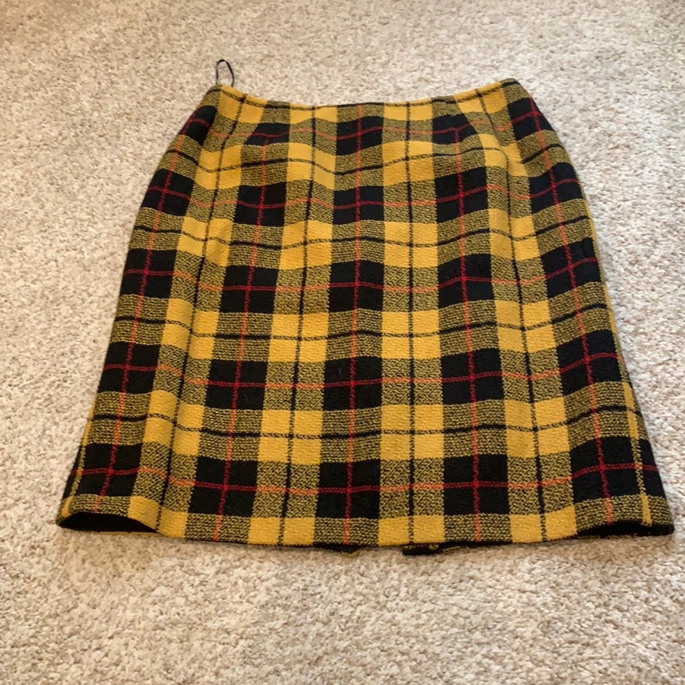 Suite skirt in black, yellow and red check